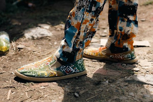 Elevons nos pieds vers l'originalité : quelle paire de chaussons saura vous transporter dans un monde fantastique ?