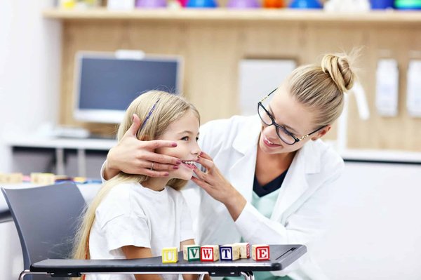 Comment les séances d'orthophonie au Centre Mosaïque sont-elles structurées ?